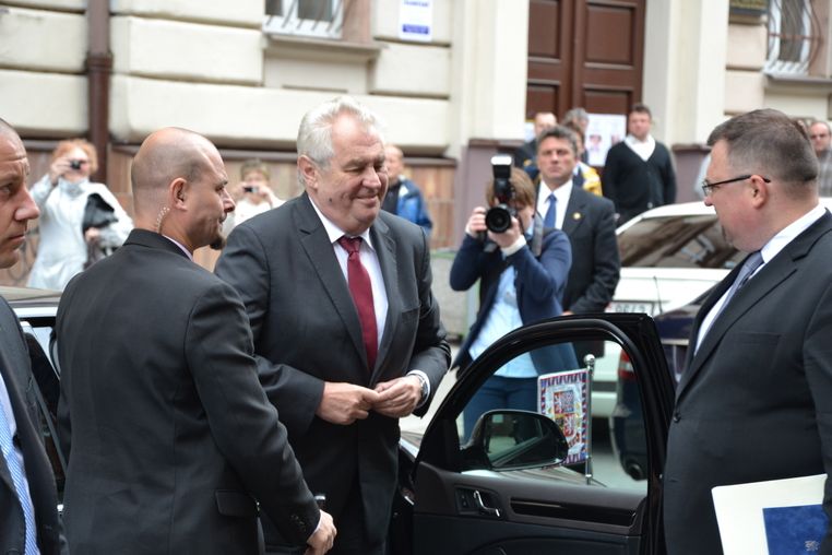 Prezident Miloš Zeman před krajským úřadem v Plzni. 
