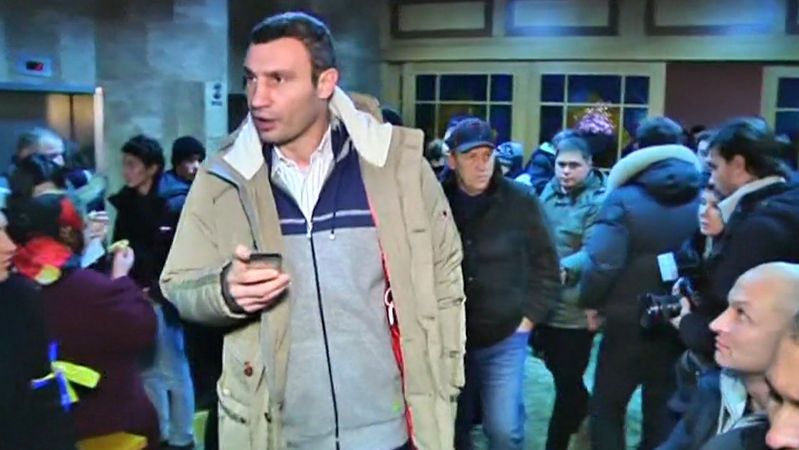 BEZ KOMENTÁŘE: Opoziční vůdci včetně boxera Klička obsadili se svými stoupenci sídlo odborů