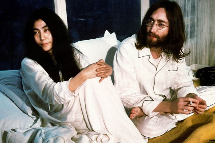 Yoko Ono  a John Lennon na archivním snímku