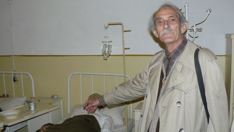 „Na této posteli jsem ležel,“ říká Gyorgy Balogh, který byl zraněný v protikomunistickém povstání v roce 1956