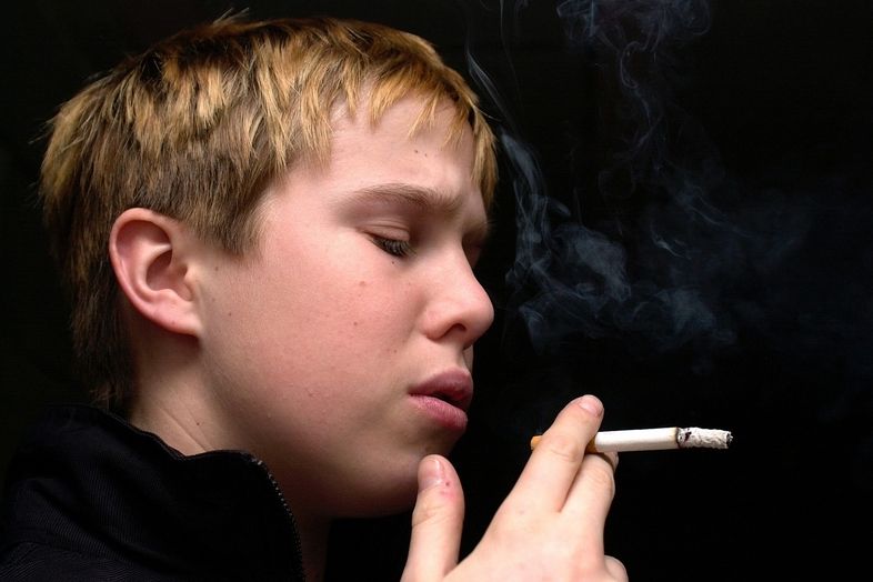 V Praze začínají kouřit již devítileté děti.