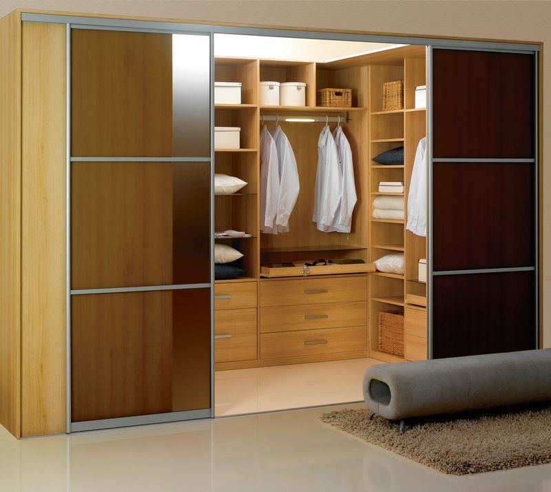 Do prostorného výklenku či niky lze vybudovat samostatnou praktickou šatnu. Vnitřní místo je odděleno posuvnými dveřmi.