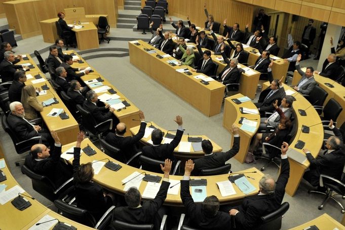 Hlasování o zdanění úspor v kyperském parlamentu