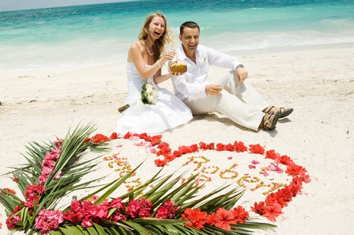 Tak vypadá nazdobená pláž při svatebním obřadu na Kubě.