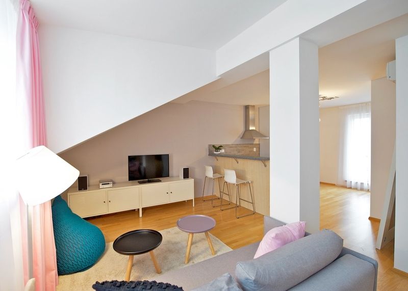 V interiéru je kombinován levnější nábytek s dražšími designovými kousky. Kovové televizní stolky jsou z Ikea, mohérový sedací vak je od výrobce Casalis. Klasický konferenční stolek nahrazují dva malé odkládací stolky značky Normann Copenhagen. 
