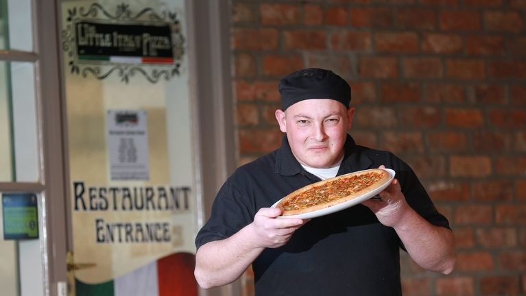 Majitel restaurace James Broderick nabízí finanční odměnu tomu, kdo dokáže pizzu sníst celou.