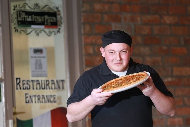 Majitel restaurace James Broderick nabízí finanční odměnu tomu, kdo dokáže pizzu sníst celou.