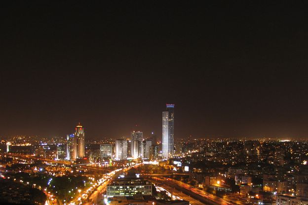Bílé město Tel Aviv se v noci rozehraje všemi barvami