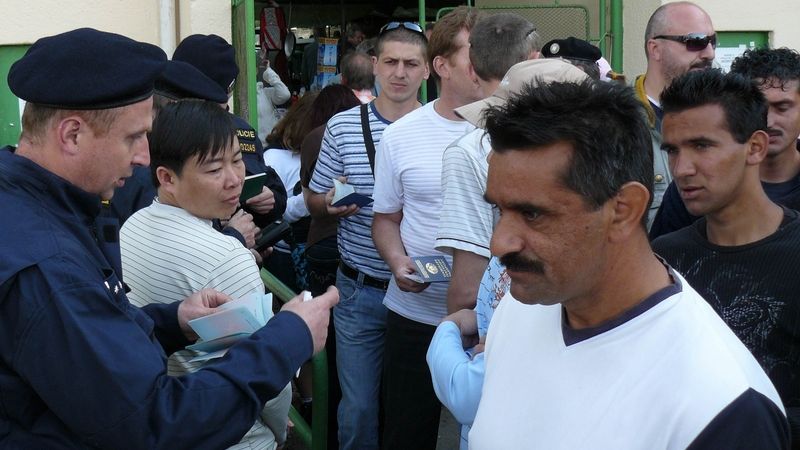 Policisté prověřují doklady návštěvníků blešího trhu v Plzni ve Štruncových sadech.