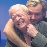 Ve snímku Slídil (2014, Dan Gilroy) se sešli herci Michael Caine (vlevo) a Jude Law.