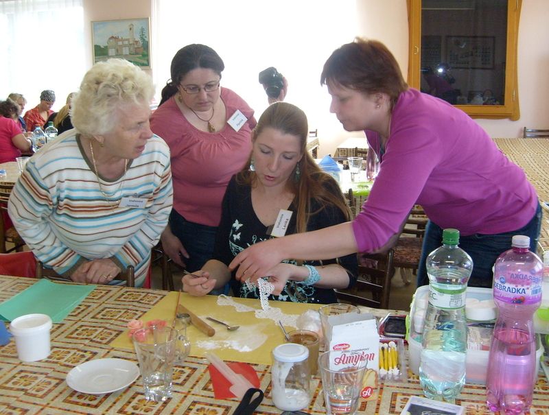 Paní Lenka Látalová učila vyrábět jedlou krajku.