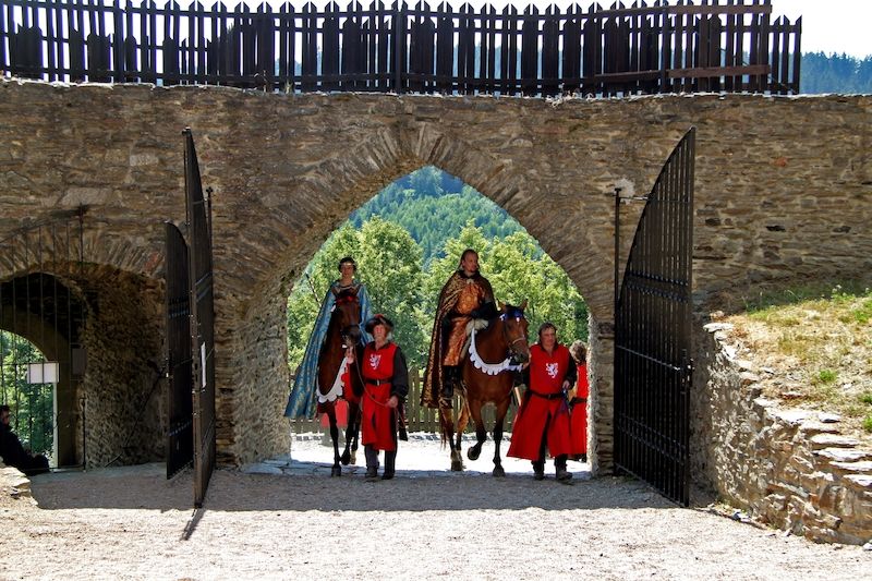 Na hrad Svojanov zavítá Přemysl Otakar II. se svou družinou.