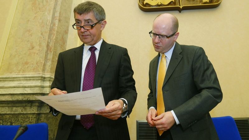 Premiér Bohuslav Sobotka s ministrem financí Andrejem Babišem na schůzi vlády