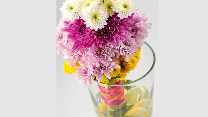 V kytici originálního tvaru se mísí tlumené,romantické barvy s výraznými.Základem této kouzelné hůlky je jeden velký květ vyštipované chryzantémy s dlouhým stonkem a různobarevnými stuhami.