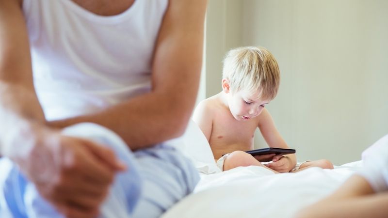 Někteří rodiče již velmi malé děti utěšují pomocí digitálních zařízení.