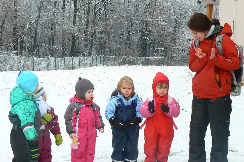 I když venku mrzne, předškoláčci z ostravské Lesní mateřské školy Heřmánkov vyráží každý den do lesa. Na snímku s nimi před lesním výletem hraje učitelka seznamovací hru.