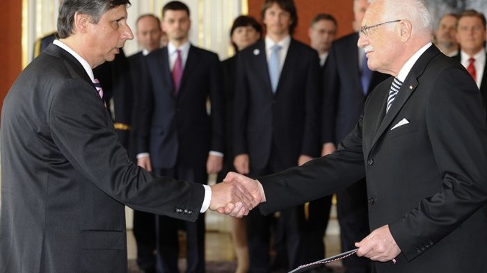 Prezident republiky Václav Klaus (vpravo) jmenoval 9. dubna v Praze Jana Fischera do funkce předsedy vlády ČR.   