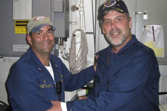 Kapitán Richard Phillips (vpravo) se svým kolegou Frankem Castellanem po osvobození.