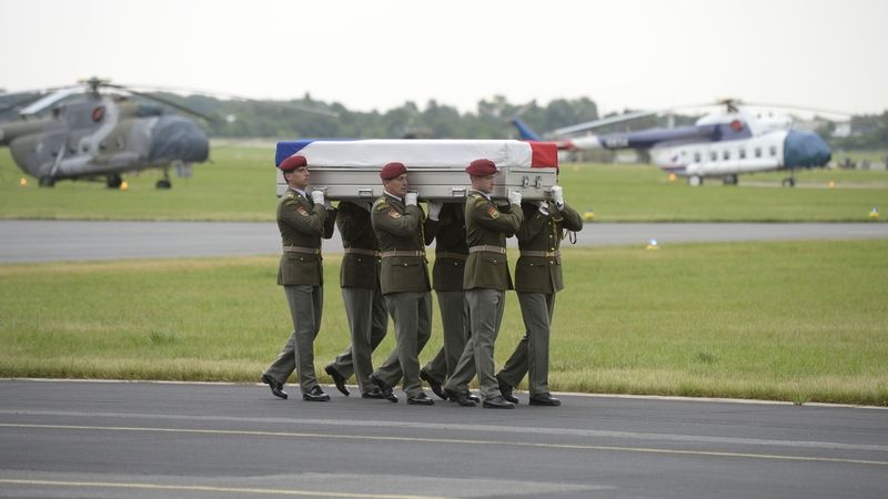 Vojáci s ostatky jednoho z padlých vojáků na letišti ve Kbelích