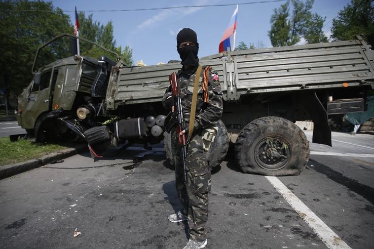 Příslušník ukrajinské Ruské ortodoxní armády u zablokované cesty v Doněcku 