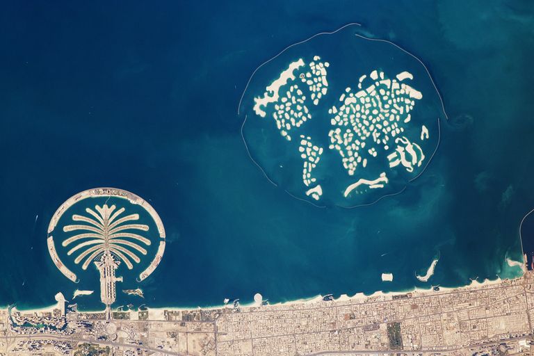 Satelitní pohled na ostrovy ve tvaru světa. Potopí se?