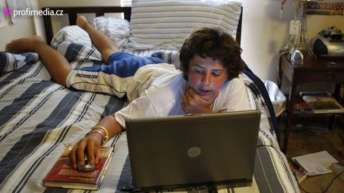 Mladí lidé trávili na internetových fórech několik hodin denně. Ilustrační foto