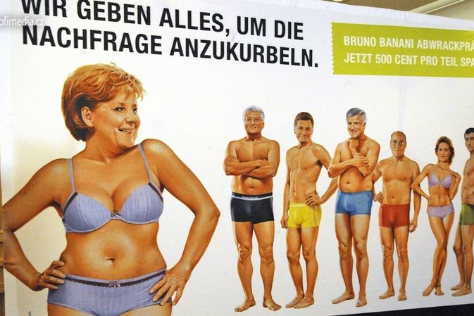Německá kancléřka Angela Merkelová pózuje polonahá v reklamě na spodní prádlo.