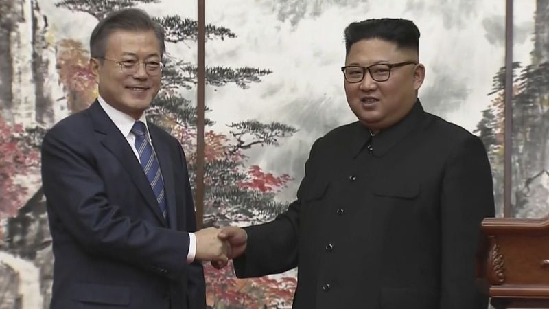 Lídří Jižní Koreje Mun Če-in (vlevo) a Severní Koreje Kim Čong-un