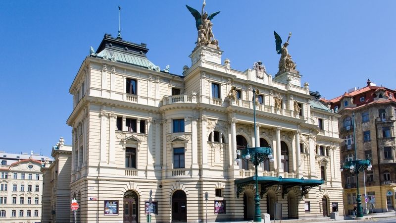 Premiéru jevištního přepisu filmové komedie Woodyho Allena Mocná Afrodité uvede v úterý pražské Divadlo na Vinohradech.