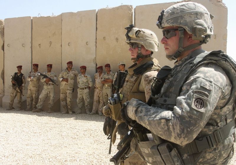 Američtí a iráčti vojáci na základně ve Fallúdži