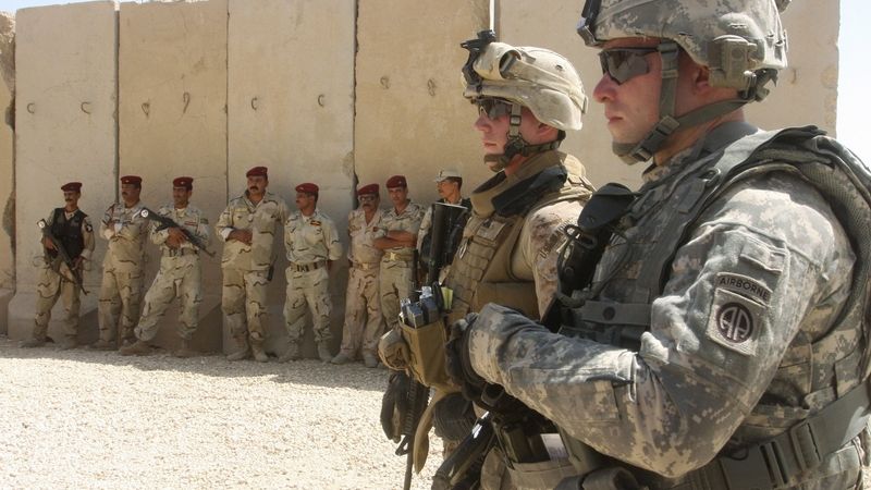 Američtí a iráčti vojáci na základně ve Fallúdži