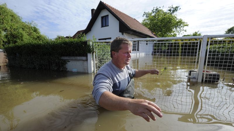 Záplavy na Mělnicku, 5. června. Obec Kozárovice, ležící v těsné blízkosti Zázelic.