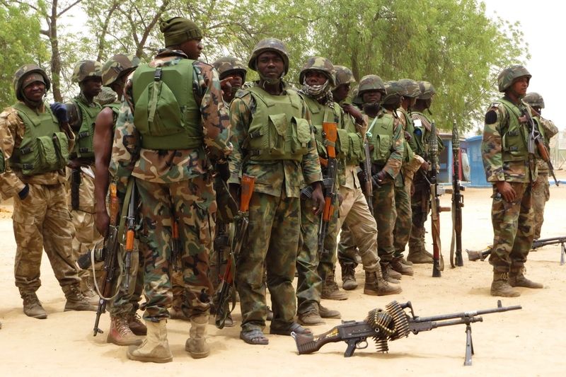 Nigerijští vojáci ve vesnici Baga ve státě Borno 