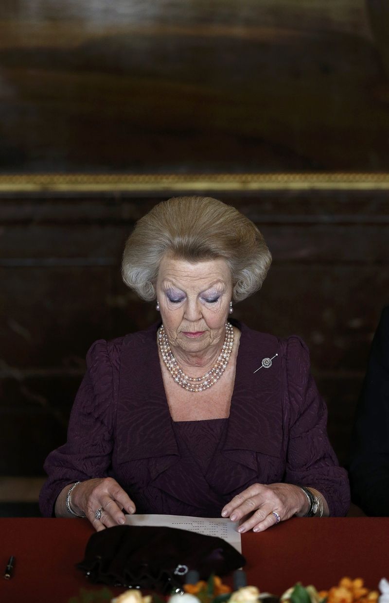 Královna Beatrix podepisuje abdikační listinu.