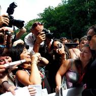 Jude Law v obležení novinářů i fanoušků. KVIFF 2010