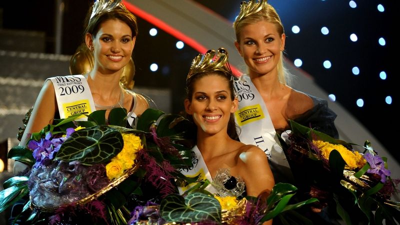 Miss ČR 2009 se stala jednadvacetiletá Aneta Vignerová (uprostřed) z Havířova. Vpravo druhá vicemiss Hana Věrná, vlevo první vicemiss Lucie Smatanová.
 