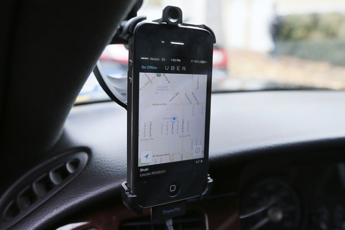 Aplikace Uber v autě