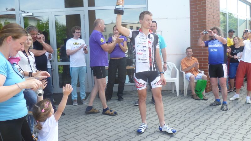 Šťastný Michal Kubišta překročil své předsevzetí ujetých kilometrů a stal se podruhé držitelem putovního poháru 24 HODIN NA KOLE.