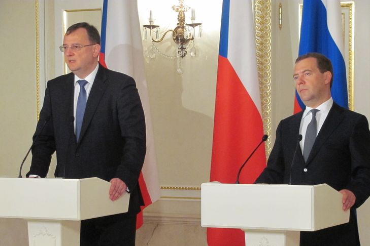Premiér Petr Nečas (vlevo) s ruským protějškem Dmitrijem Medvěděvem