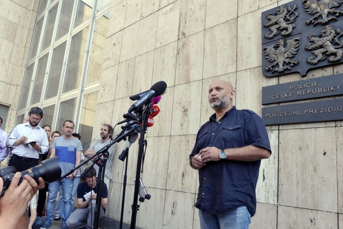 Mluvčí Útvaru pro odhalování organizovaného zločinu (ÚOOZ) Pavel Hanták potvrdil 13. června odpoledne, že útvar zasahoval na úřadu vlády i na ministerstvu obrany a zadržel několik lidí.