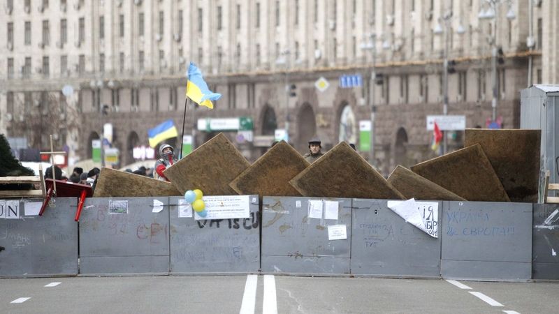Barikáda na jedné z hlavních ulic vedoucích k úřadu vlády v Kyjevě.