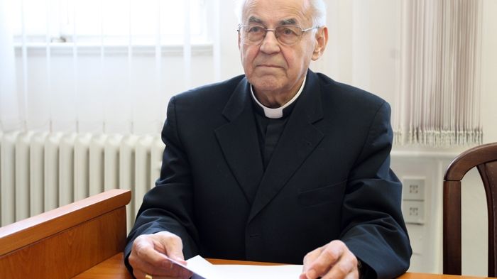 Kardinál Miloslav Vlk u pražského městského soudu, který přiřkl katedrálu sv. Víta státu.