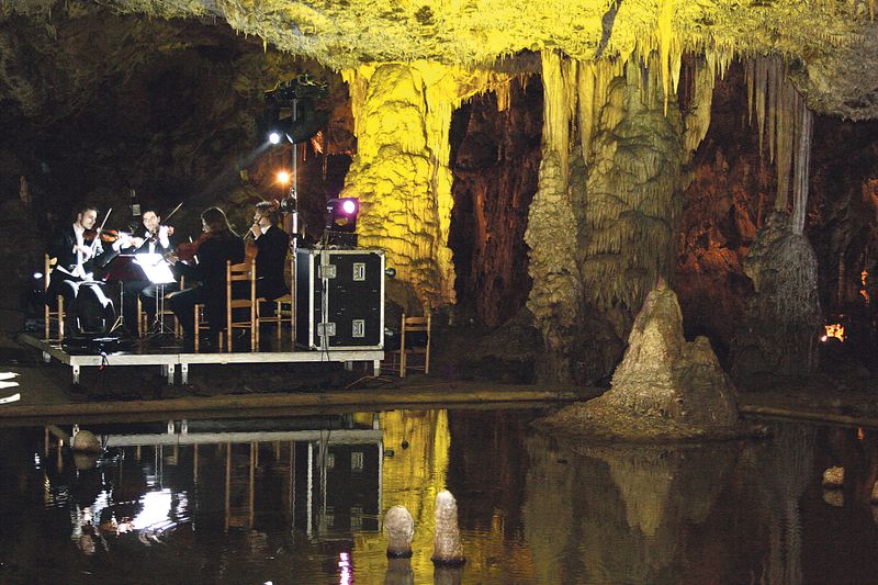 V Punkevních jeskyních se občas pořádají koncerty, je tam výborná akustika. 