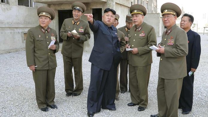 Severokorejský vůdce Kim Čong-un s armádními veliteli.