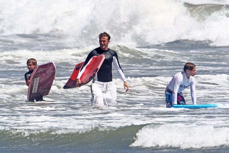 Čtyřnásobný tatínek David Beckham na pláži se svými 2 syny Brooklynem a Romeem. 