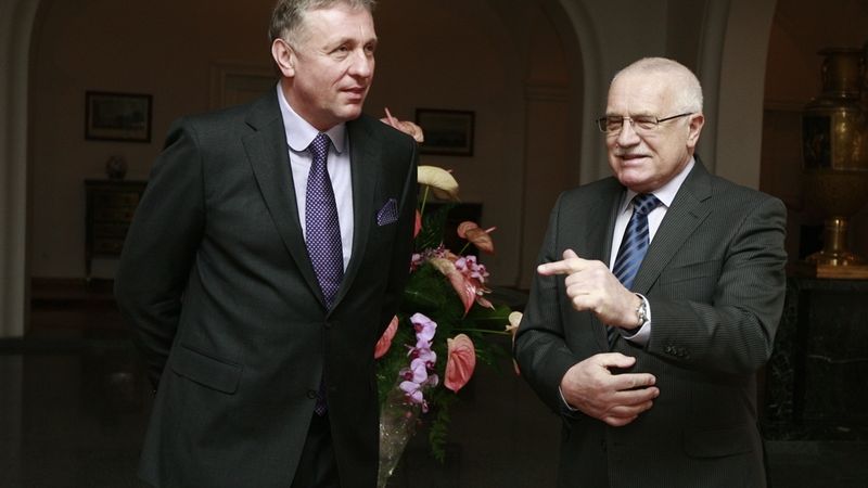Naposledy se prezident Václav Klaus setkal formálně s expremiérem Mirkem Topolánkem v lednu. Notovali si, že je třeba zabránit propadu deficitu.