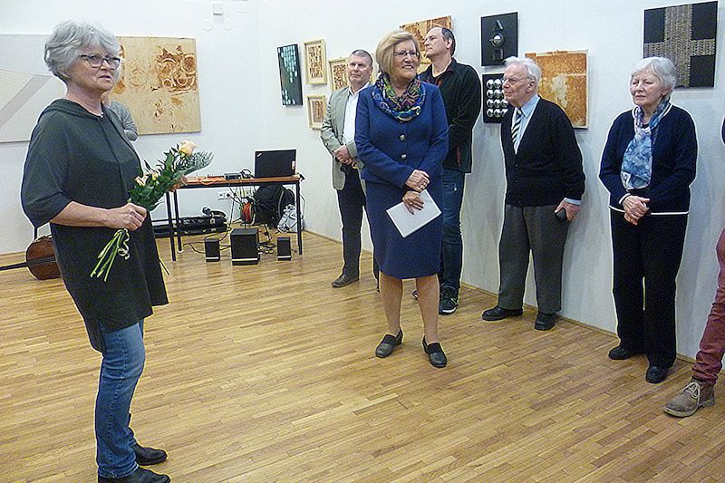 Klub přátel umění přivítal na vernisáži autorku vystavených prací - výtvarnici a pedagožku Šárku Hrouzkovou. 