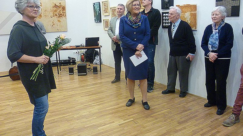 Klub přátel umění přivítal na vernisáži autorku vystavených prací - výtvarnici a pedagožku Šárku Hrouzkovou. 