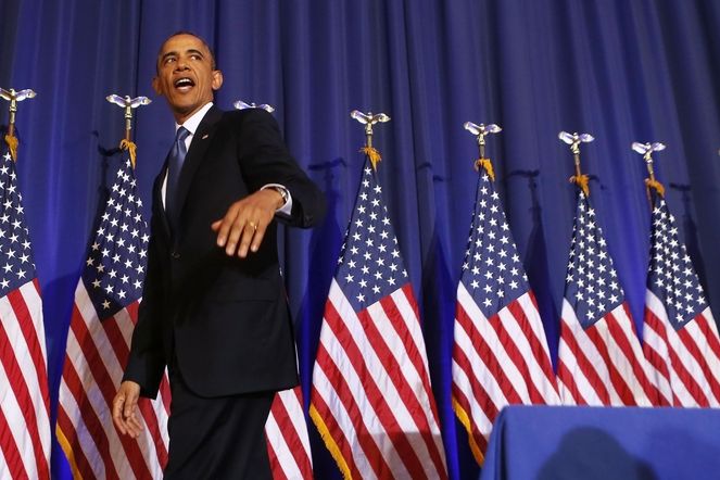 Americký president Obama opouští řečniště.  