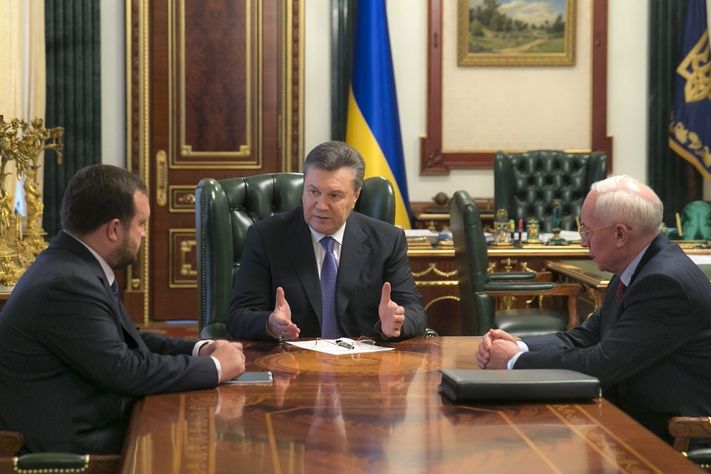Ukrajinský prezident Viktor Janukovyč (uprostřed) při setkání s odstoupivším premiérem Mykolou Azarovem a vicepremiérem Serhijem Arbuzovem (vlevo) 